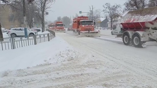 #уборка_Воронежа. Работы по сгребанию снега на улице Богдана Хмельницкого