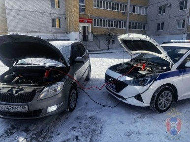 Госавтоинспекторы пришли на помощь автоледи, оказавшейся в сложной ситуации
