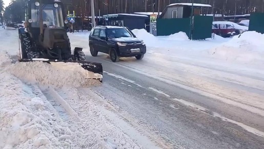 Особое внимание уделяется дорожной инфраструктуре вблизи социальных объектов: показываем, как комбинат благоустройства расширяет проезжую часть на улице Минской в районе роддома