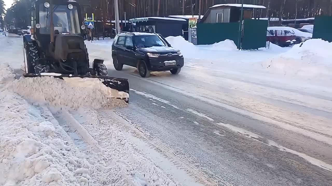 Особое внимание уделяется дорожной инфраструктуре вблизи социальных объектов: показываем, как комбинат благоустройства расширяет проезжую часть на улице Минской в районе роддома