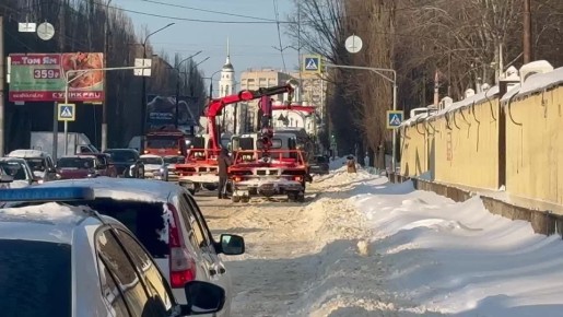 #уборка_Воронежа. Сотрудники комбинатов благоустройства очень просят водителей не оставлять транспортные средства вдоль дорог