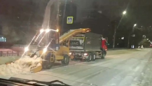 Ночью в Советском районе работало более 40 единиц техники, очищая улицы от снежных заносов