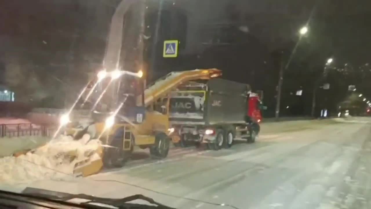 Ночью в Советском районе работало более 40 единиц техники, очищая улицы от снежных заносов