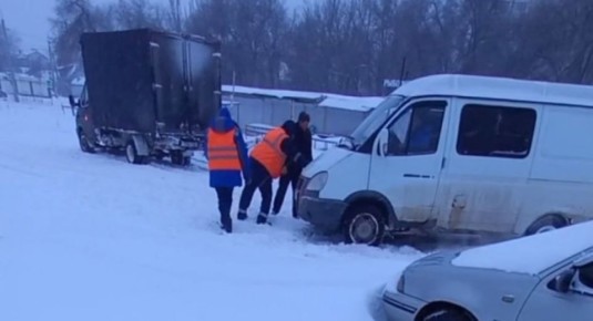 В снежном плену: как Воронеж справляется с последствиями снегопада