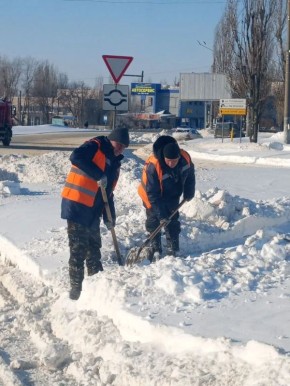 Пока техника очищает магистрали, наши герои с лопатами наводят порядок на остановках, тротуарах и дорожках