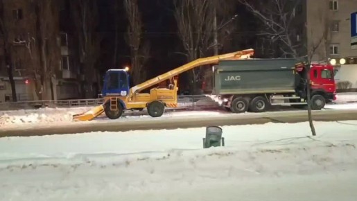 Уборка снега в Советском районе продолжается круглосуточно!