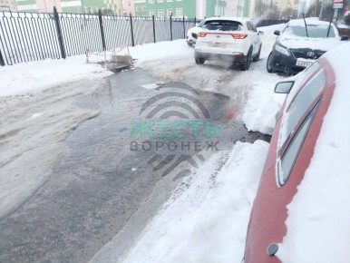 В Воронеже дорога возле школы №101 стала ледяной ловушкой для машин