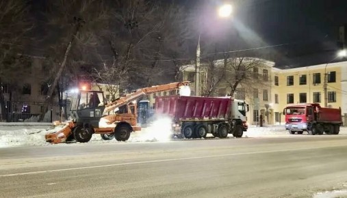 Продолжается уборка территорий Центрального района от снега