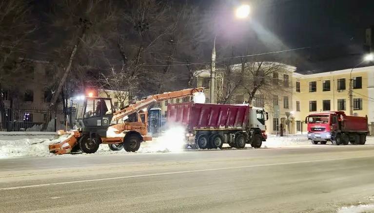Продолжается уборка территорий Центрального района от снега
