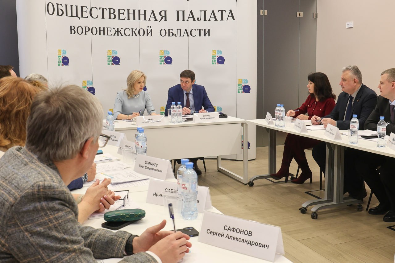 Сегодня по моему приглашению в расширенном заседании совета Общественной палаты Воронежской области принял участие мэр Воронежа Сергей Андреевич Петрин