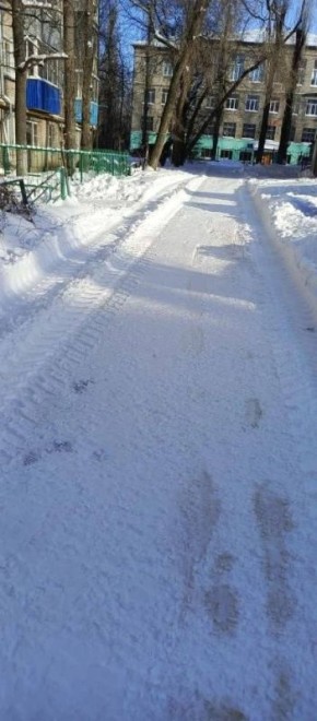 Воронежские УК продолжают расчищать дворы от снега