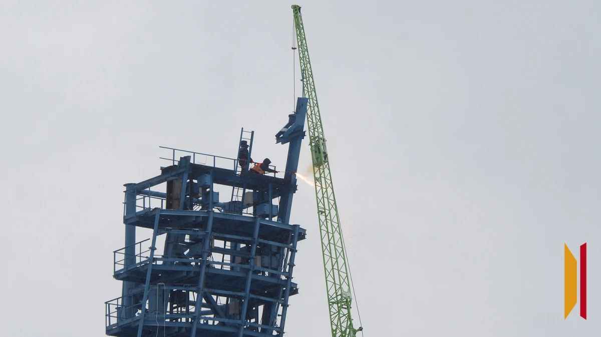 На Центральном стадионе профсоюзов в Воронеже приступили к разбору осветительных мачт