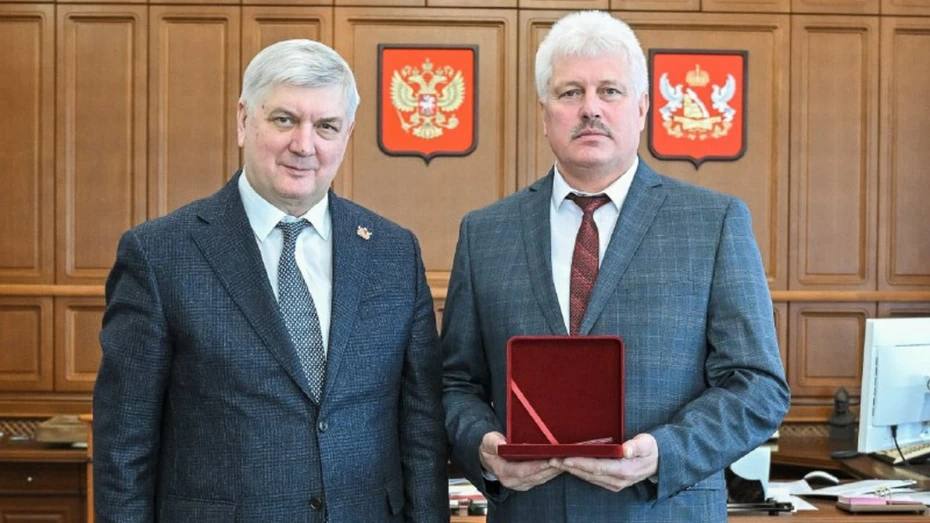 Губернатор Александр Гусев поздравил главу Нижнедевицкого района Владимира Просветова с 60-летием