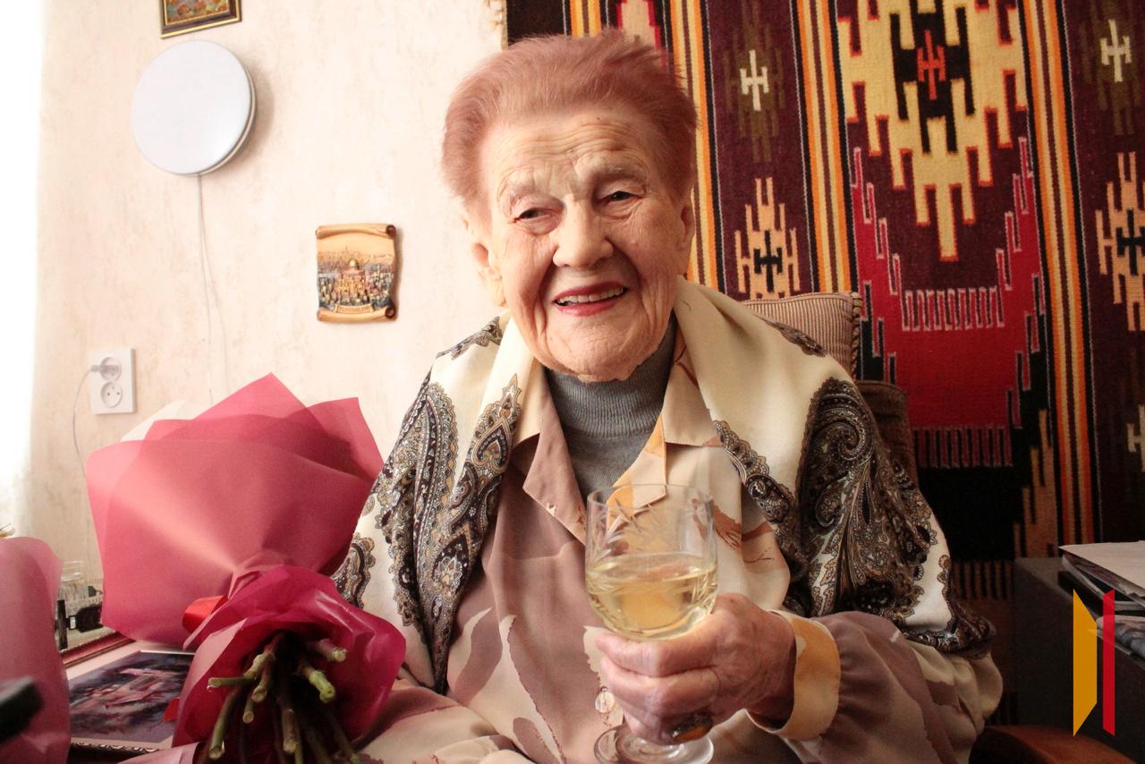 «Мама все время в режиме позитива»: вековой юбилей отметила почетная жительница Воронежа Анна Городецкая