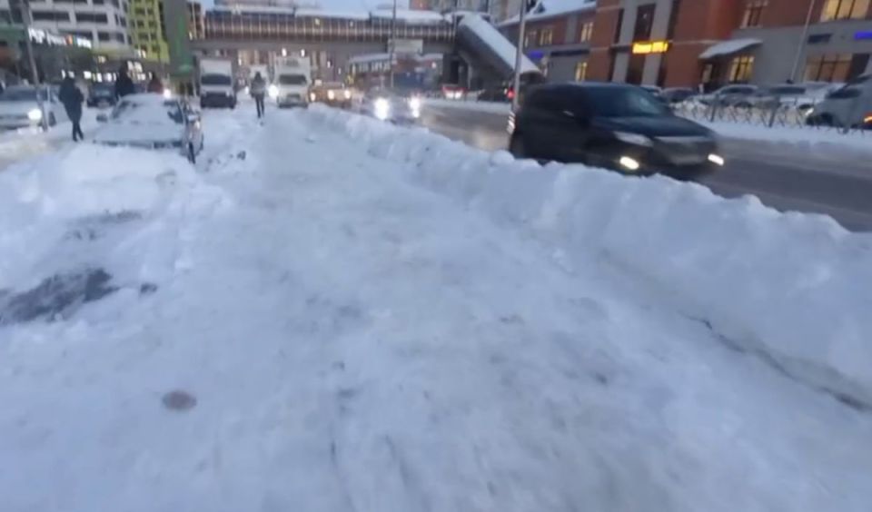 Две полосы на улице Шишкова в Воронеже заблокированы из-за машин в снежном плену