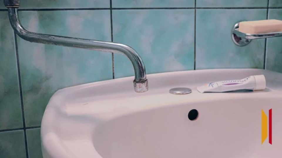 На Ленинском проспекте в Воронеже отключили холодную воду из-за прорыва трубопровода