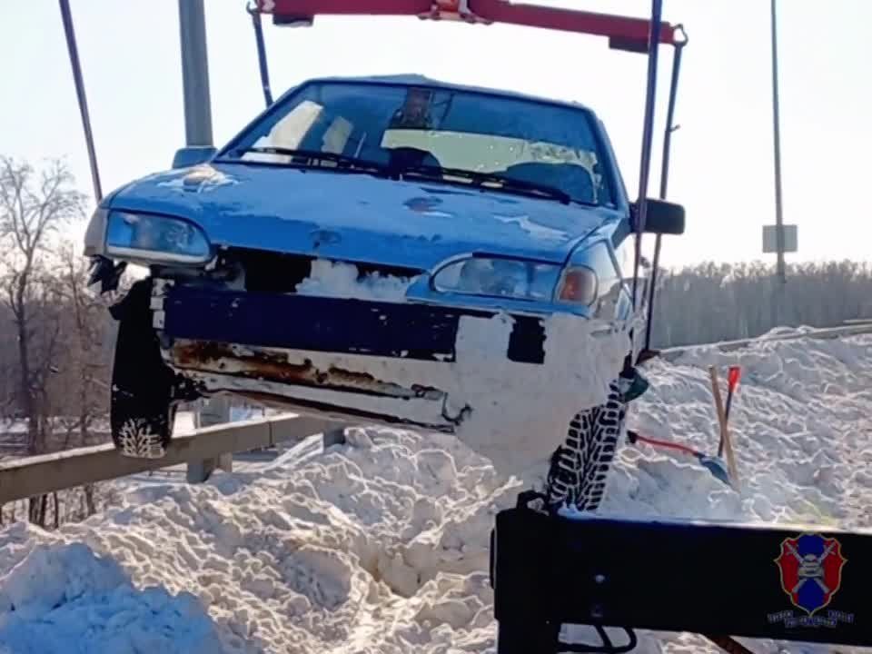 Пришли на помощь водителю, потерявшему управление на заснеженной трассе, автоинспекторы в Воронежской области