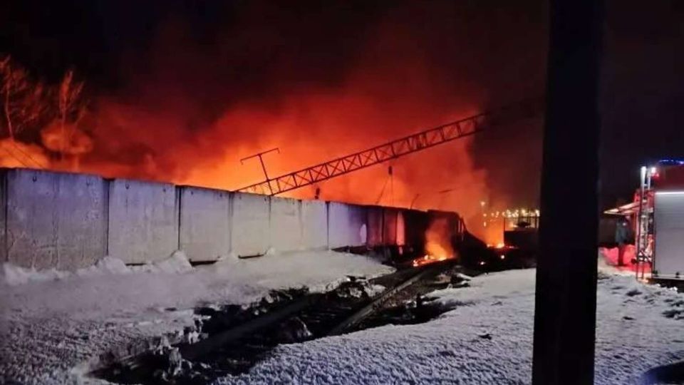 Горящие цистерны в Тамбовской области тушат четыре пожарных поезда