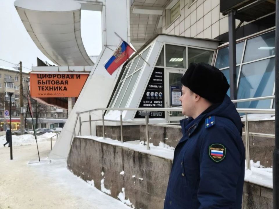 Прокуратурой области организована проверка по публикациям средств массовой информации о падении наледи с крыши торгового центра на мать с ребенком-инвалидом