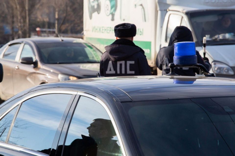 Автобус врезался в автомобиль и светофор на Московском проспекте в Воронеже