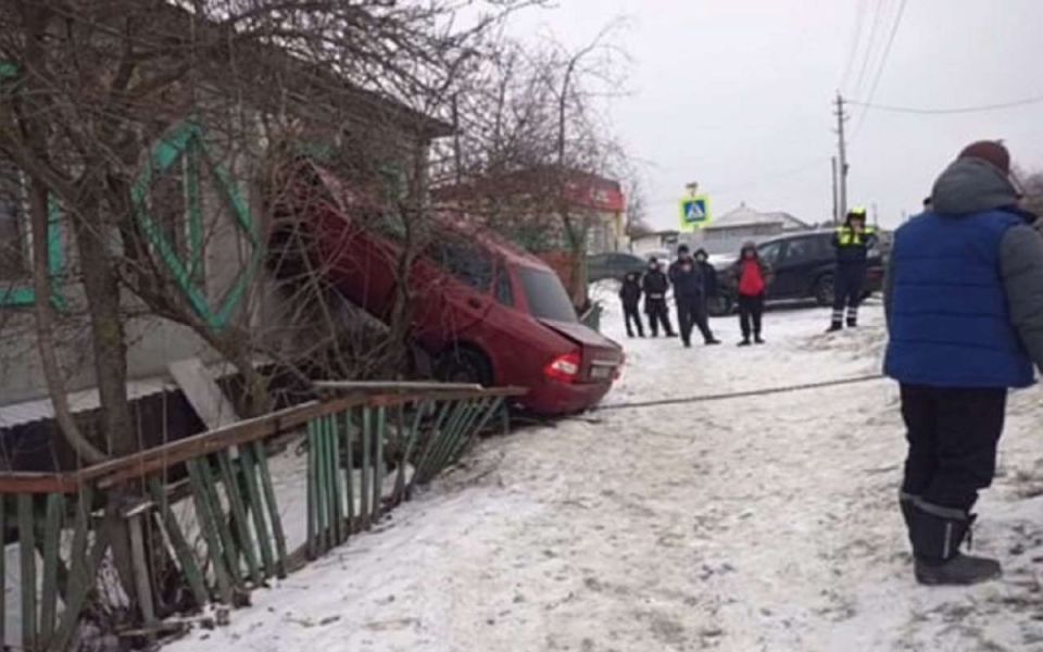 В воронежском селе Залиман водитель Lada Priora на большой скорости врезалась в частный дом