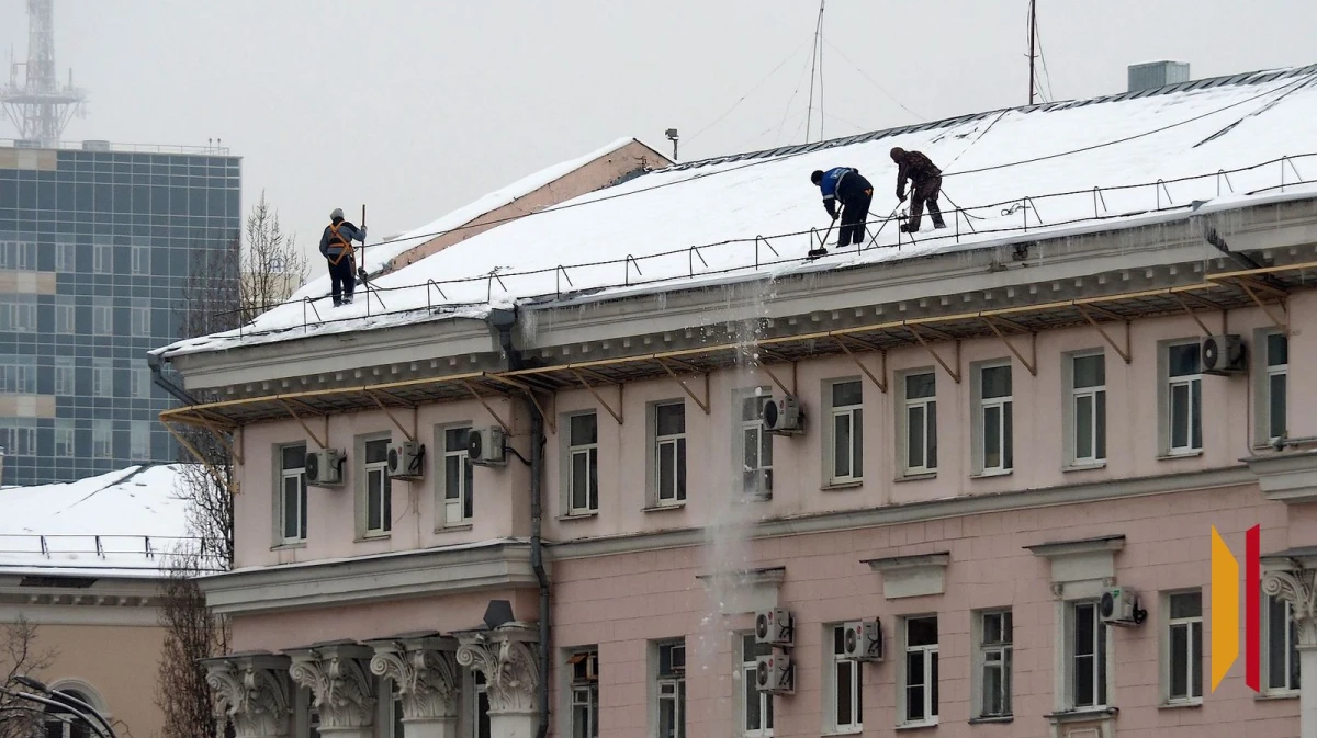 Воронежцев предупредили о возможности схода снега и наледи с крыш
