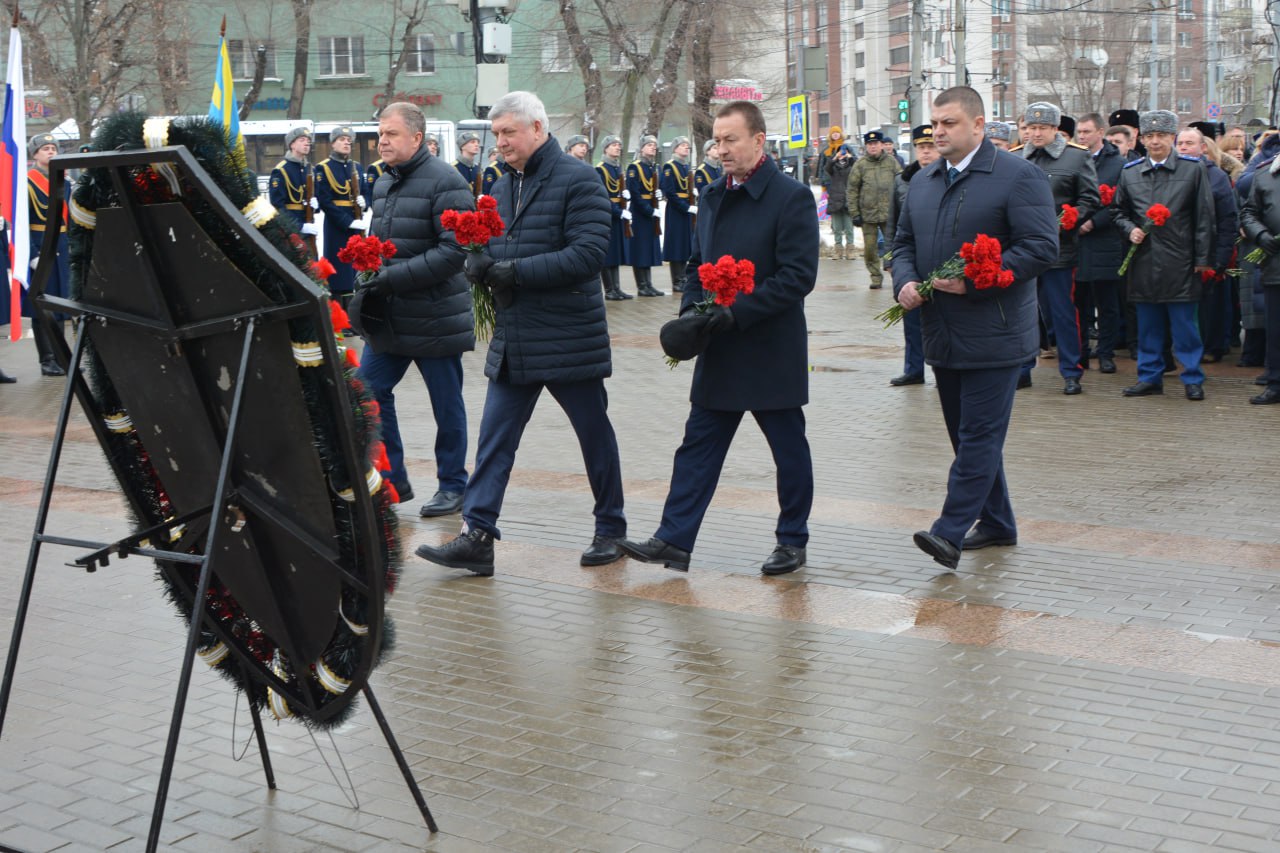 Председатель Воронежской городской Думы, Герой России Андрей Дьяченко, депутаты и сотрудники аппарата Воронежской городской Думы приняли участие в возложении цветов к памятнику воинам-интернационалистам в Мемориальном сквере
