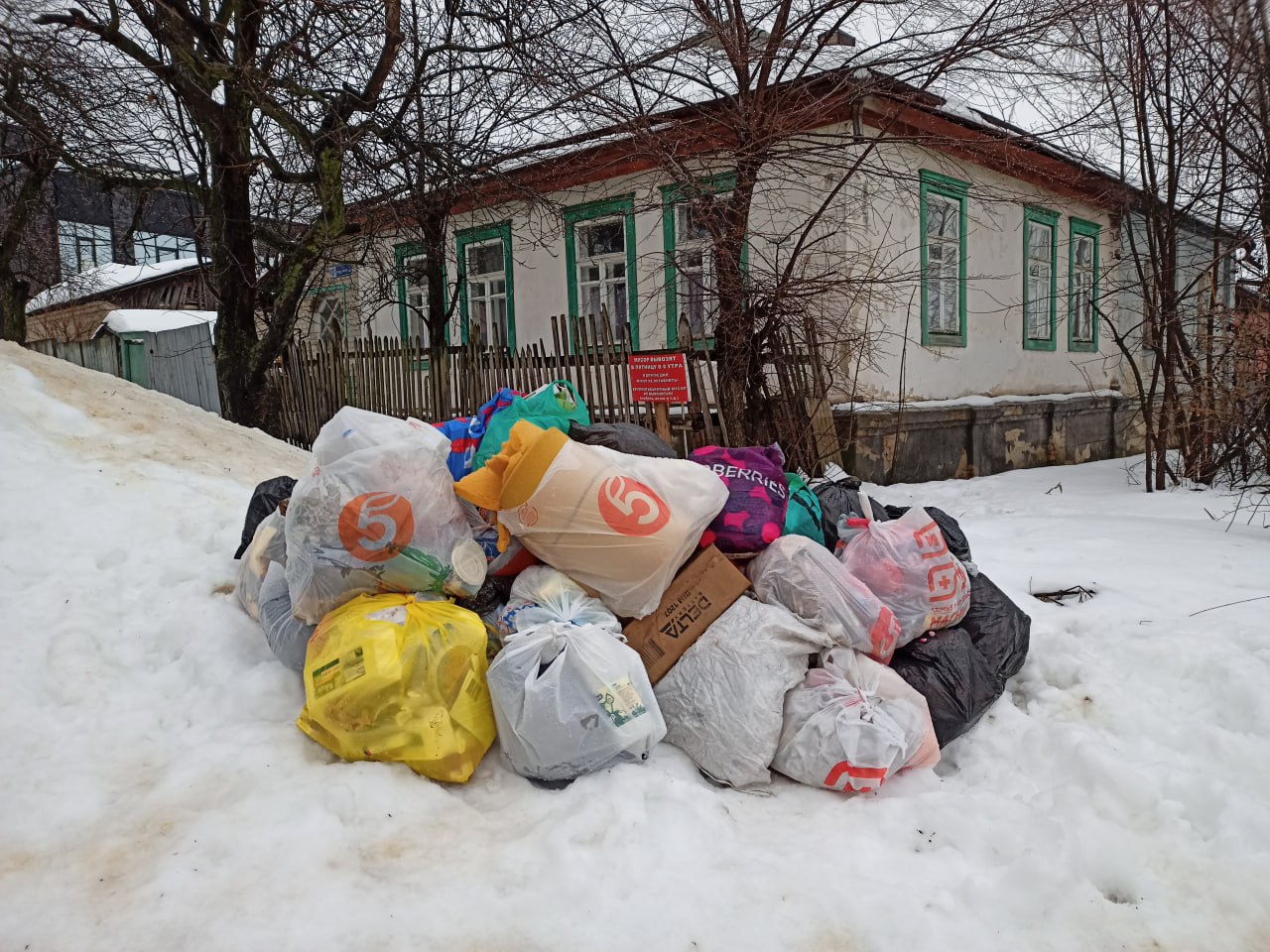 В Центральном районе Воронежа вновь не вывозят мусор, из-за чего на месте сбора отходов образовалась гора