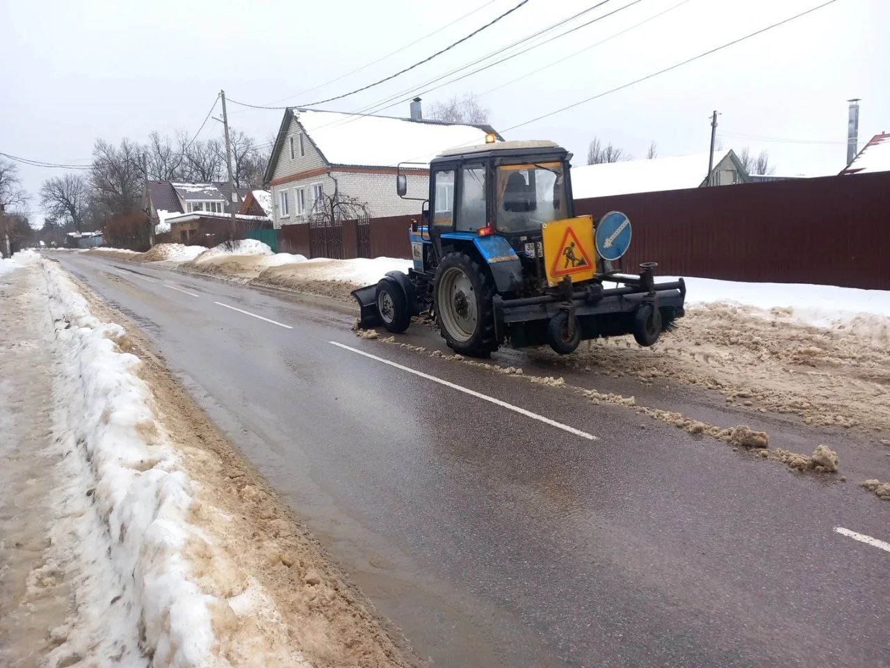 В Воронеже усилили обработку тротуаров противогололедными средствами — пескосоляной смесью и реагентом