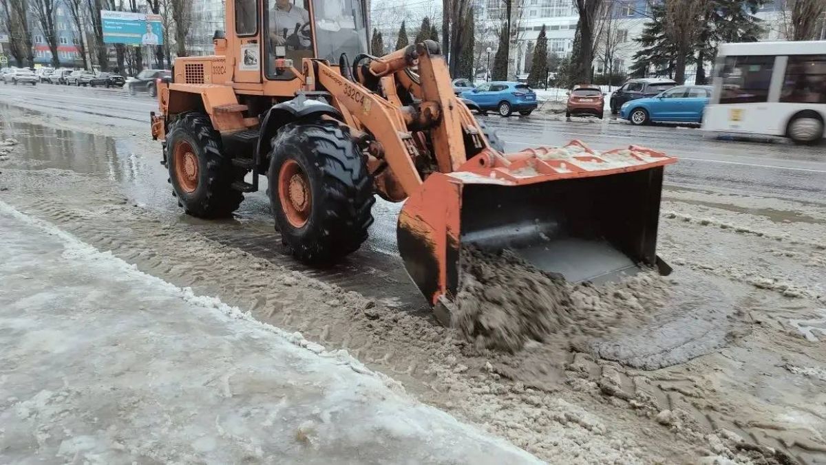 Коммунальные службы Воронежа устраняют последствия оттепели