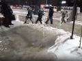 На остановке Остужева в Воронеже зебру смыло ледяной рекой