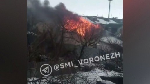 Под Воронежем горит частный дом: видео