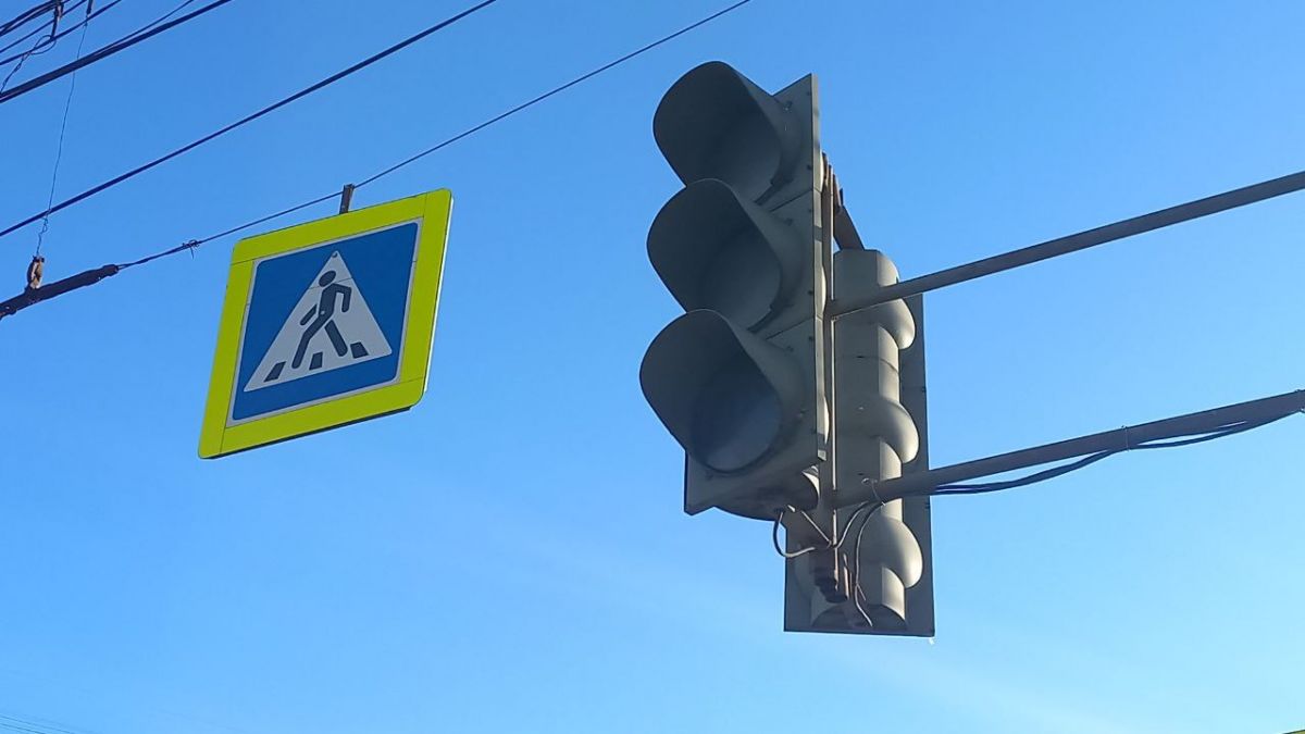 В Воронеже третий день не работает светофор на Ленинском проспекте у остановки «Остужева»