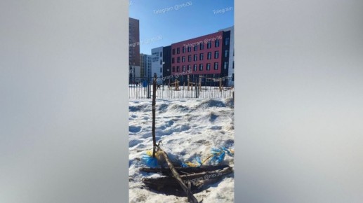 Воронежец, гулявший с ребенком возле школы, провалился в открытый люк