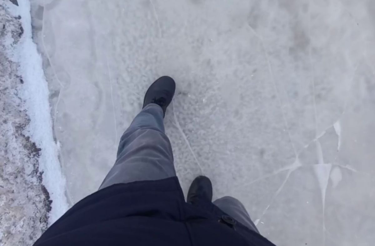 Ледниковый период на Остужева: пешеходы осваивают фигурное катание