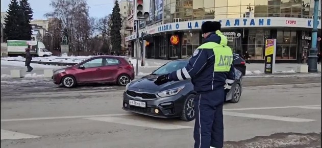 В столице Черноземья «Мужественный патруль» поздравил водителей-мужчин с Днем защитника Отечества