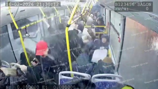 Видеофакт: в Воронеже дорожный знак пробил стекло автобуса