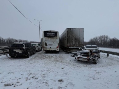 В Богучарском районе госавтоинспекторы устанавливают обстоятельства массового столкновения транспортных средств