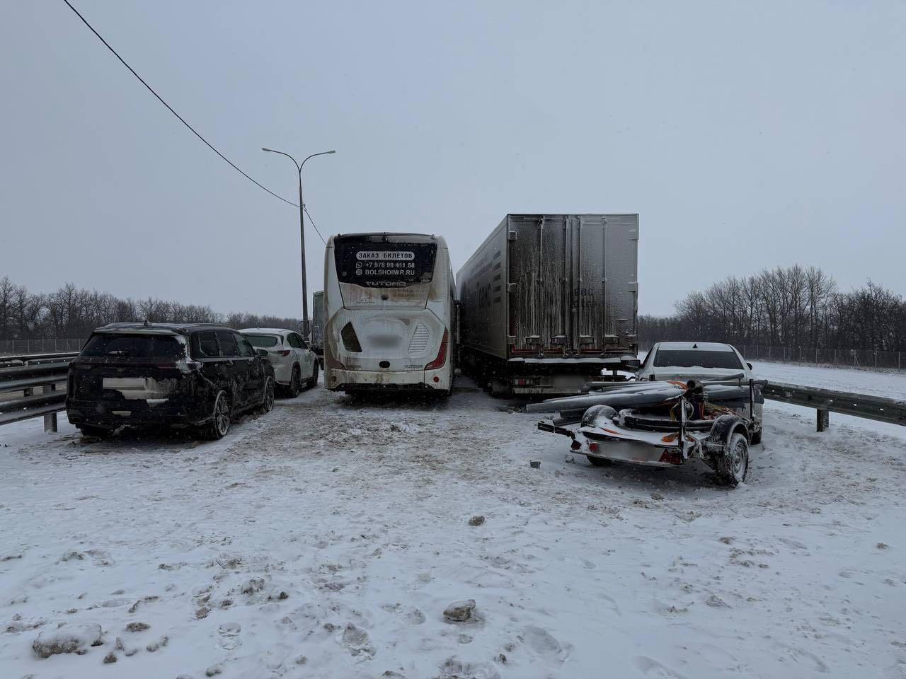 В Богучарском районе госавтоинспекторы устанавливают обстоятельства массового столкновения транспортных средств