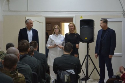 Руководители фракций Воронежской городской Думы провели праздничное мероприятие в честь Дня защитников Отечества для участников СВО, проходящих лечение в военном госпитале