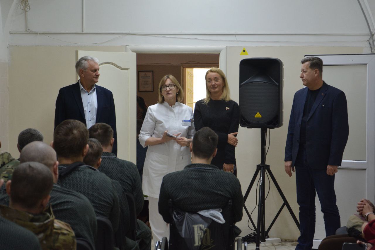 Руководители фракций Воронежской городской Думы провели праздничное мероприятие в честь Дня защитников Отечества для участников СВО, проходящих лечение в военном госпитале