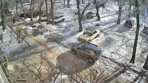 На улице Остужева в Воронеже бетонная плита рухнула у входа в подъезд