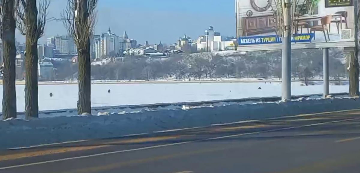 Десятки рыбаков на Воронежском водохранилище под лучами солнца на льду