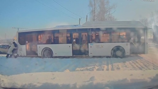 Воронежцы вытолкали застрявший в снегу автобус