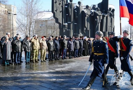 В Воронеже делегация Росгвардии приняла участие в церемонии возложения венков и цветов к Вечному огню на площади Победы