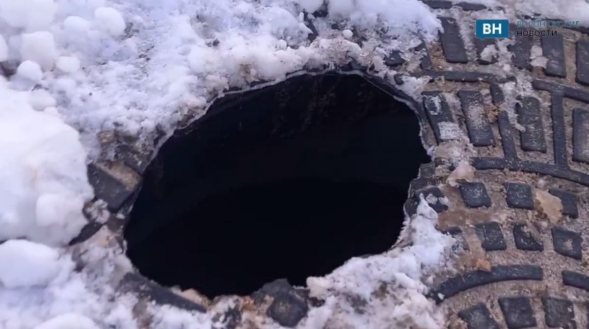 Пластиковые люки не выдерживают зимы в Воронеже