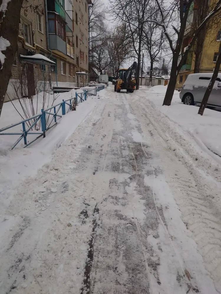 В Воронеже УК продолжают очищать дворы от снега и льда