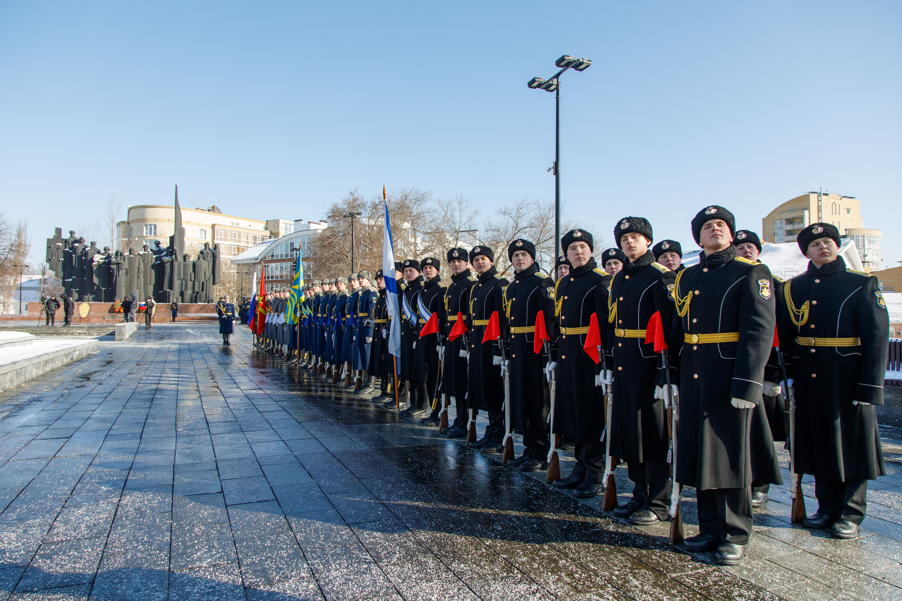Александр Гусев и Юрий Матузов поздравили жителей региона с Днем защитника Отечества