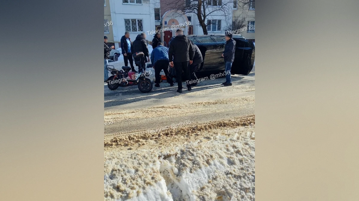 В Воронеже курьер на электроскутере вылетел под колеса машины: автомобиль перевернулся