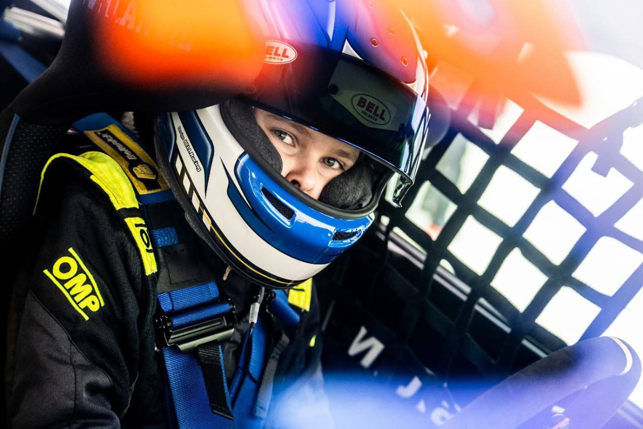 Воронежский гонщик Иван Лапин завоевал «бронзу» на третьем этапе чемпионата России по ледовым гонкам